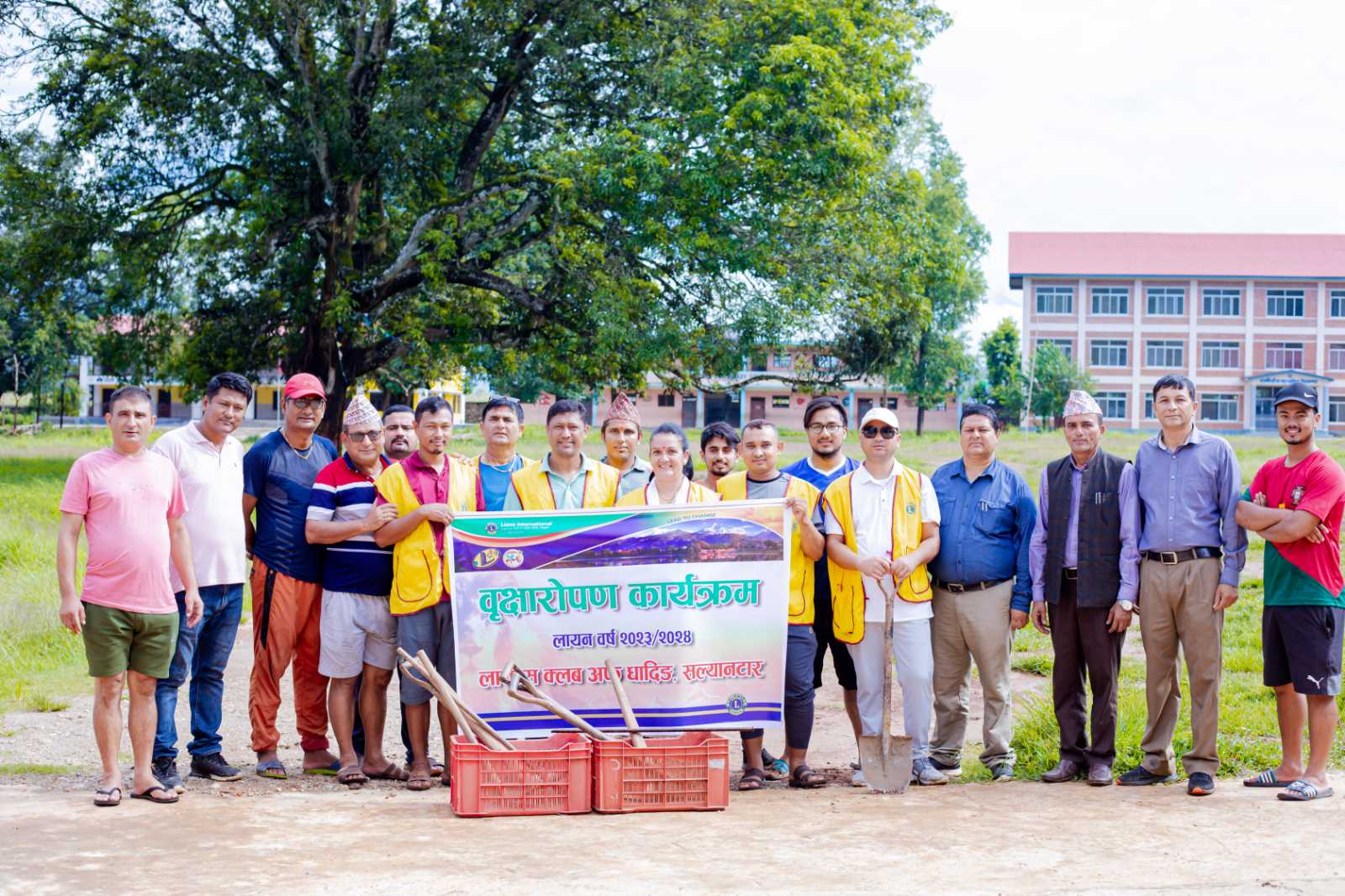 धादिङ,त्रिपुरासुन्दरी : 'वातावरण जोगाऔ' भन्ने मुल नाराका साथ लायन्स क्लवको वृक्षारोपण