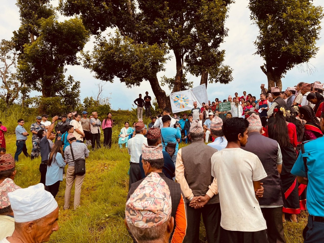 धादिङको त्रिपुरासुन्दरी गाउँपालिकामा राशि र नक्षत्रका आधारमा वृक्षरोपण