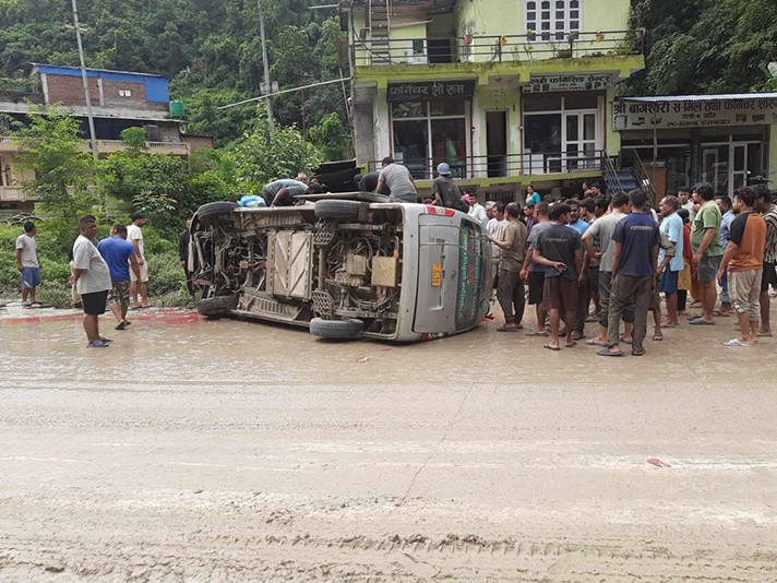 धादिङमा माइक्रो बस दुर्घटना हुँदा १५ जना घाइते